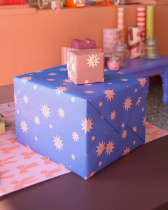 Cadeaupapier Christmas stars · cornflower + litchi + bloodorange 