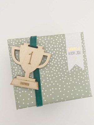 Cadeaulabel hout Beker topper